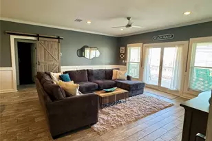 2946 Laguna Dr, Crystal Beach, TX 77650 - Photo 9