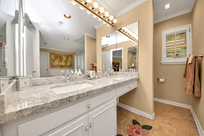 10115 Holly Springs Drive, Houston, TX 77042 - Photo 17