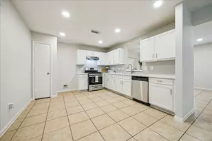 5239 Sugar Bush Dr, Houston, TX 77048 - Photo 9