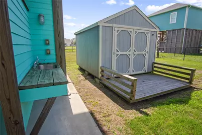 861 Wommack, Crystal Beach, TX 77650 - Photo 13