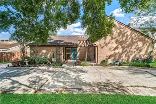 10831 Valley Hills Dr, Houston, TX 77071 - Photo 3