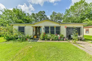 607 Honeysuckle Dr, La Marque, TX 77568 - Photo 1