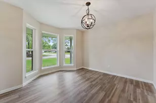 9863 Swan Ct, Conroe, TX 77385 - Photo 5