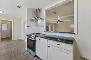 9863 Swan Ct, Conroe, TX 77385 - Photo 7