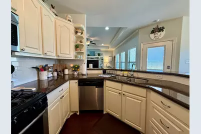 112 Jefferson, Clute, TX 77531 - Photo 5