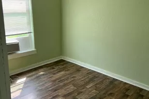 527 W 8th St, Freeport, TX 77541 - Photo 5