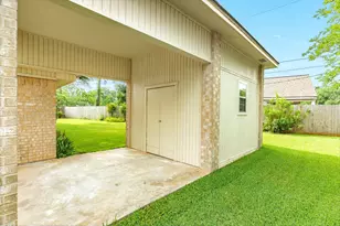 712 Browning St, Angleton, TX 77515 - Photo 9