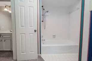 2 Hickory Shadows Dr, Houston, TX 77055 - Photo 43