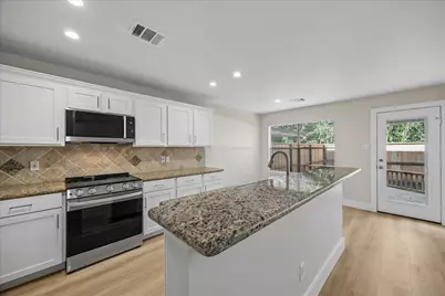 90 N Walden Elms Circle, The Woodlands, TX 77382 - Photo 5