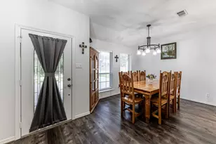 1977 Greentree Dr, Huntsville, TX 77340 - Photo 5