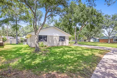 3010 Lamar Circle, El Campo, TX 77437 - Photo 3