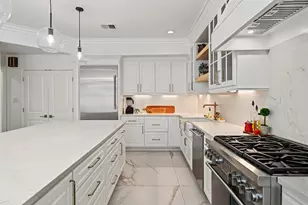 2216 Amberly Ct, Houston, TX 77063 - Photo 9