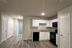 627 W Live Oak St, Angleton, TX 77515 - Photo 5