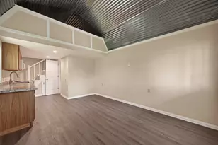 109 Queens Ct, Baytown, TX 77520 - Photo 9