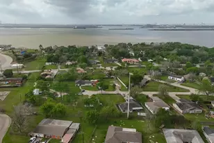 109 Queens Ct, Baytown, TX 77520 - Photo 27