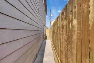 1052 North Ln, Houston, TX 77088 - Photo 27