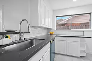 322 E Edgebrook Dr, Houston, TX 77034 - Photo 9