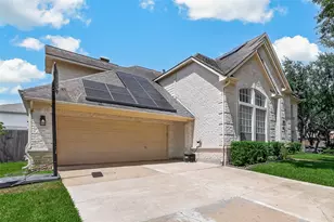 2002 Thorncrest Ct, Sugar Land, TX 77479 - Photo 3