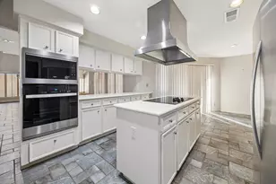 10327 Olympia Dr, Houston, TX 77042 - Photo 9