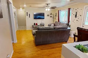 516 Dwyer St, Angleton, TX 77515 - Photo 3