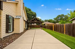 312 Springwood Dr, Conroe, TX 77385 - Photo 3