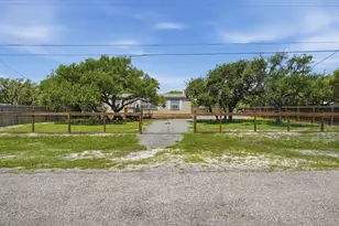 867 Rowe St, Rockport, TX 78382 - Photo 3