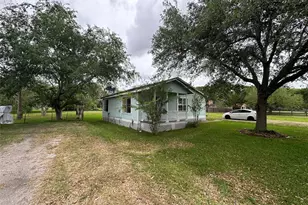 2570 Stadium Dr, Alvin, TX 77511 - Photo 3
