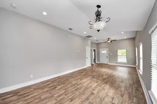 1322 E 36th St, Houston, TX 77022 - Photo 17