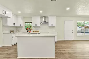 319 E South St, Alvin, TX 77511 - Photo 11