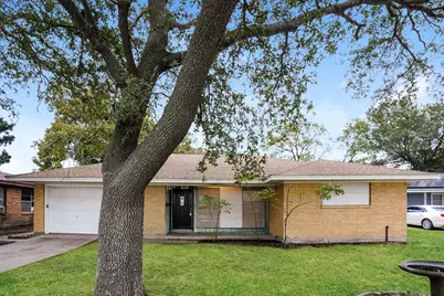 1610 13th Avenue N, Texas City, TX 77590 - Photo 1