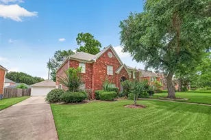 4506 Warwick Dr, Sugar Land, TX 77479 - Photo 3