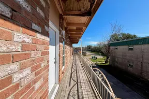 1042 W Village Ct, Pasadena, TX 77506 - Photo 5