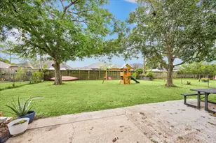 807 W Galveston St, League City, TX 77573 - Photo 5