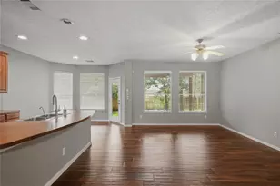 70 N Spinning Wheel Cir, The Woodlands, TX 77382 - Photo 5