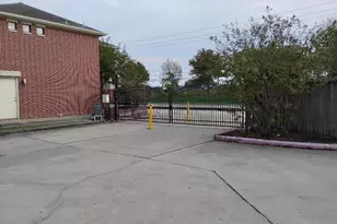 5941 S Loop E, Houston, TX 77033 - Photo 3