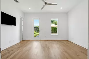 6022 Cottage Grove Lake Dr, Houston, TX 77007 - Photo 7