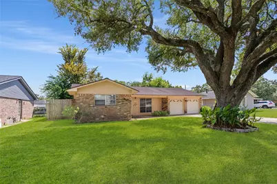 104 Talisman Street, Lake Jackson, TX 77566 - Photo 3