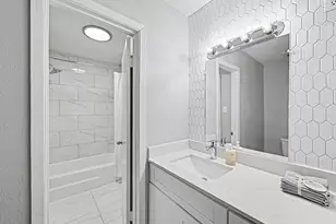 8211 Kingsbrook Rd, Houston, TX 77024 - Photo 13