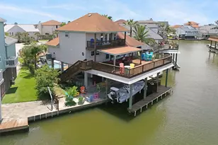 207 Easterly Dr, Tiki Island, TX 77554 - Photo 1