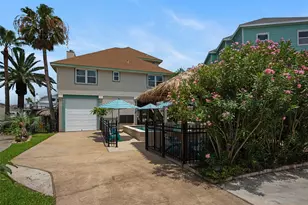 207 Easterly Dr, Tiki Island, TX 77554 - Photo 3