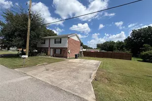 211 N Chestnut St, Tomball, TX 77375 - Photo 1
