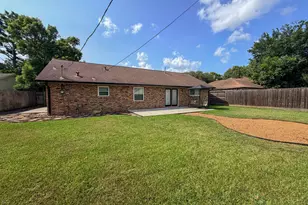 704 Briargrove Dr, Alvin, TX 77511 - Photo 23