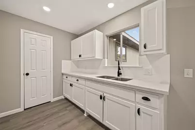 8630 Valley Meadow Drive, Houston, TX 77078 - Photo 7