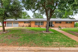 405 N Main St, Franklin, TX 77856 - Photo 1
