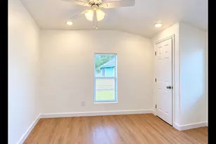 712 E 32nd B Street E, Houston, TX 77022 - Photo 13