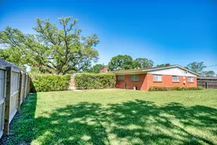 10 Palm Pl, Angleton, TX 77515 - Photo 5