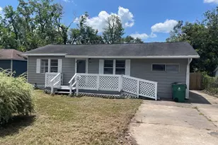 905 N Arcola St, Angleton, TX 77515 - Photo 1