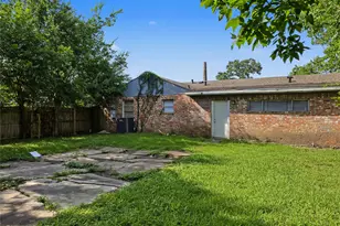 5427 Willow Glen Dr, Houston, TX 77033 - Photo 19