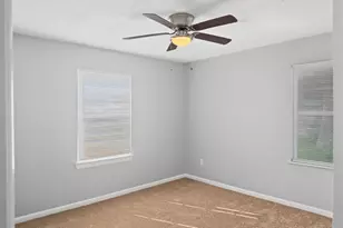 5427 Willow Glen Dr, Houston, TX 77033 - Photo 15