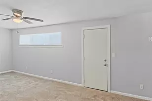 5427 Willow Glen Dr, Houston, TX 77033 - Photo 11